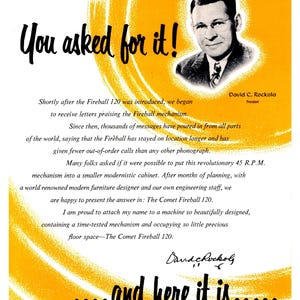 Peut inclure: Une publicité vintage pour le phonographe Comet Fireball 120. La publicité présente une photo de David C. Rockola, le président de la société, et un texte qui met en avant les caractéristiques du produit, notamment son mécanisme révolutionnaire de 45 tours par minute et sa taille compacte. La publicité est sur un fond jaune avec un motif en spirale.