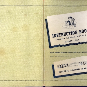 Puede incluir: Libro de instrucciones vintage abierto para una máquina de coser New Home. La portada presenta el texto "INSTRUCTION BOOK" y "ROUND BOBBIN ROTARY MODEL: NLB". El texto adicional incluye "NEW HOME SEWING MACHINE CO., ROCKFORD, ILL." y "NEW HOME ELECTRIC SEWING MACHINES".