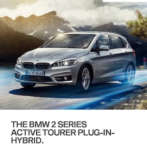 Può includere: Un'auto BMW Serie 2 Active Tourer ibrida plug-in argentata che guida su una strada con montagne sullo sfondo. La targa dell'auto recita "M·YP 8038". Il testo "THE BMW 2 SERIES ACTIVE TOURER PLUG-IN-HYBRID. OWNER'S HANDBOOK." è visualizzato sotto l'auto. Il testo "PERFORMANCE Online Edition for Part no. 01402984648-X/17" è visualizzato nella parte inferiore dell'immagine.