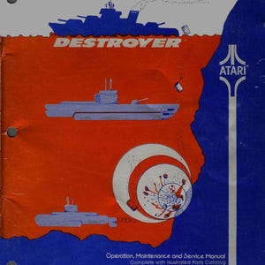 Könnte beinhalten: Vintage Atari "Destroyer" Spielanleitung. Das Cover zeigt ein blaues Kriegsschiff und U-Boote auf rotem und blauem Hintergrund. Das Atari-Logo ist sichtbar, zusammen mit dem Text "Operation, Maintenance and Service Manual."