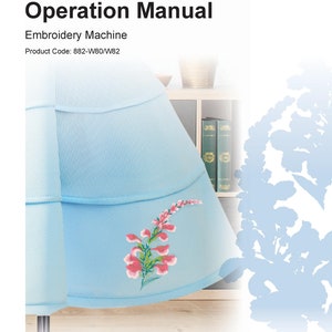 Könnte beinhalten: Eine hellblaue Stickmaschine mit einem Blumenmuster auf der Vorderseite. Die Maschine steht auf einem Tisch mit einem Buch und einer Pflanze darauf. Der Text "Bedienungsanleitung" und "Stickmaschine" ist auf der Seite gedruckt. Der Text "Produktcode: 882-W80/VW82" ist auf der Seite gedruckt. Der Text "brother" ist in der oberen rechten Ecke der Seite gedruckt.