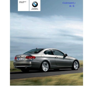 Può includere: Una BMW coupé argentata che guida su una strada asfaltata con un cielo blu e nuvole bianche sullo sfondo. L'auto ha una targa che recita "MTMV 4399". Il logo BMW è nell'angolo in alto a destra dell'immagine. Il testo "Contents A-Z" è nell'angolo in alto a destra dell'immagine.