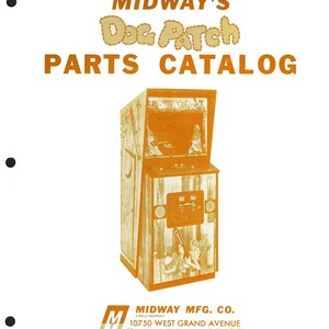 Può includere: Una copertina di catalogo color arancione per "Midway's Dog Patch Parts Catalog". La copertina presenta un'illustrazione di un cabinato arcade Dog Patch. Il catalogo è del settembre 1978, con l'indirizzo e le informazioni di contatto di Midway Mfg. Co. in basso.