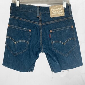 Distressed Levis cortó pantalones cortos de jean con dobladillo crudo deshilachado - talla 29 cintura