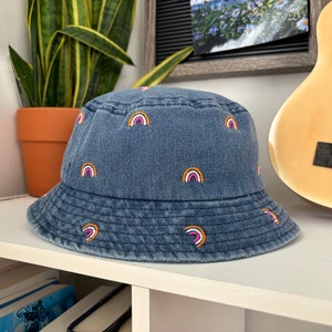 Chapéu Bucket Lésbico | Chapéu Bucket Jean Orgulho Lésbico Arco-Íris | Chapéu Lésbico Sutil | Chapéu Orgulho Fofo | Chapéu wlw | Presente Lésbico Fofo | Garota Gay