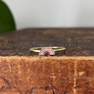 Anello lesbico, anello con bandiera arcobaleno lesbica, gioielli con bandiera lesbica in oro, oro placcato 14k, regalo di San Valentino lesbico saffico, anello dell'orgoglio lesbico