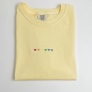 LGBTQ Pride Shirt Süß Regenbogen Gestickte Herzen | wl | Gay Pride T-Shirt | Stolz Regenbogen Herzen Rundhals | Niedliche Pride Kleidung | Bi lesbisch