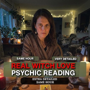 以下が含まれることがあります： 茶色の髪と模様のショールを着た女性が、ろうそくとフェアリーライトのある部屋の中央にいます。「REAL WITCH LOVE PSYCHIC READING」というテキストが赤と白で表示されています。追加のテキストは「SAME HOUR」と「VERY DETAILED」です。