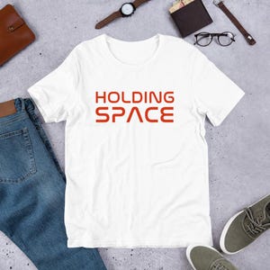 ウィキッド風ホールディングスペース刺繍ユニセックスTシャツ - アリアナグランデとシンシアエリヴォの名言 - デファインググラビティステッカー