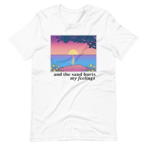 Hits Different And The Sand Hurts My Feelings Letras Midnights Inspired T-Shirt Design de cartão postal