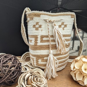 Farbenfrohe handgemachte kleine kolumbianische Mochila