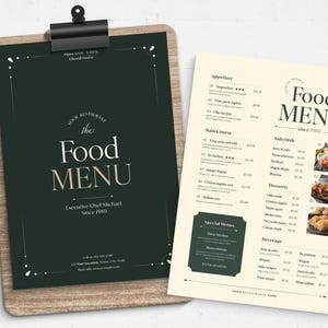 Könnte beinhalten: Ein Restaurant-Menü-Design. Ein dunkelgrünes Menü auf einem Holz-Klemmbrett mit dem Text "the Food MENU" und "Executive Chef Michael Since 1980". Das andere Menü ist cremefarben und listet Vorspeisen, Hauptgerichte, Beilagen, Desserts und Getränke auf.