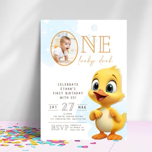 Invito fotografico per il primo compleanno di un bambino, invito con un'anatra fortunata, invito carino per la fattoria, anatra selvatica, festa di primo compleanno di genere neutro con faccia da bambino