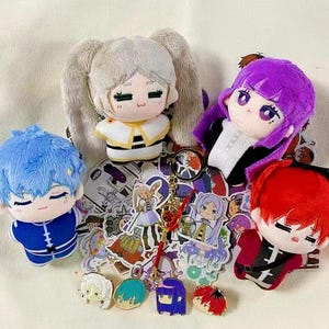 Frieren: Beyond Journey's End - Conjunto de brinquedos de pelúcia Frieren, Fern, Stark e Himmel