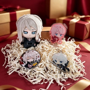 Puede incluir: Una muñeca de peluche con cabello gris claro y ojos azules con un atuendo oscuro, acompañada de tres dijes acrílicos con ilustraciones de personajes estilo anime, incluyendo uno con el texto "Faust" y otro con "Company".