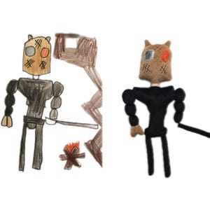 Puede incluir: Comparaci&oacute;n lado a lado de un dibujo y un mu&ntilde;eco de peluche. El dibujo representa una figura con cabeza de saco de yute, cuerpo negro y una espada. El mu&ntilde;eco de peluche refleja el dibujo, con cabeza de yute marr&oacute;n, cuerpo negro y una espada negra.