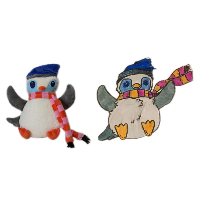 Puede incluir: Dos juguetes de ping&uuml;ino, uno de peluche y otro dibujado. El ping&uuml;ino de peluche tiene un cuerpo blanco, alas grises, un gorro y bufanda azules. El dibujo muestra un ping&uuml;ino con gorro y bufanda azules. Ambos tienen patas naranjas.
