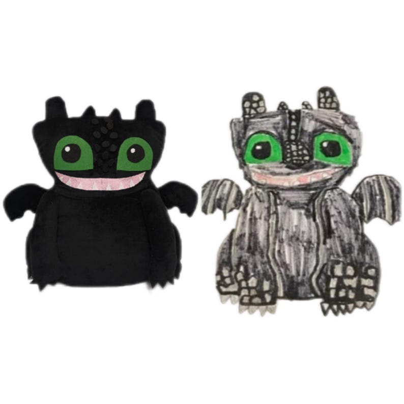 Puede incluir: Dos peluches de drag&oacute;n. Uno es negro con ojos verdes y boca rosa. El otro es gris con ojos verdes y boca rosa. Ambos tienen peque&ntilde;as alas y est&aacute;n sonriendo.