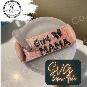 Pode incluir: Um slide de copo rosa brilhante com as palavras "Curvy MAMA" em letras pretas e um detalhe de borboleta preta. O slide está em um copo branco com um canudo transparente. A imagem também inclui um logotipo que diz "SVG laser file".