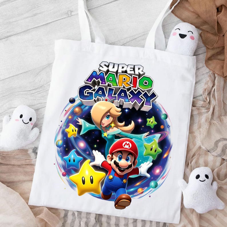 Puede incluir: Bolso tote blanco con un dise&ntilde;o de Super Mario Galaxy. El dise&ntilde;o incluye a Mario, la Princesa Rosalina, estrellas y el logo del juego. El bolso tiene dos asas blancas y est&aacute; hecho de una tela resistente, ideal para llevar objetos.