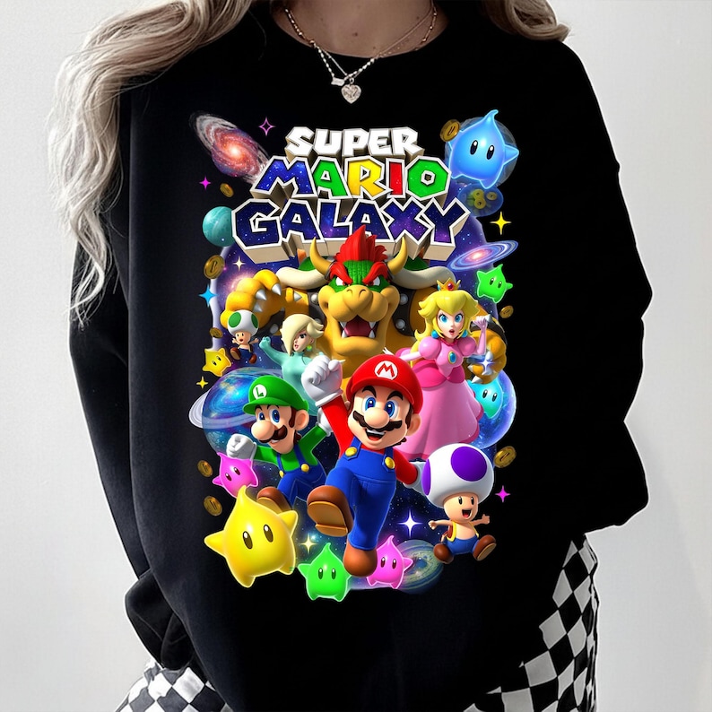 Puede incluir: Un letrero de madera hecho a mano con la palabra "Bienvenido" en una fuente juguetona. El letrero est&aacute; pintado de blanco con un acabado envejecido y presenta un dise&ntilde;o floral en tonos rosas y verdes. Mide aproximadamente 30 cm de ancho.