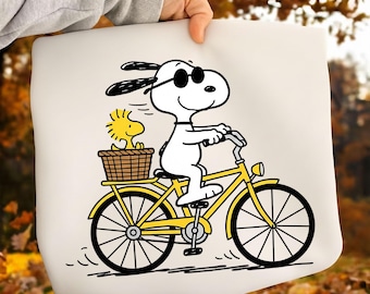 Snoopy en bicicleta (PNG), clipart de Snoopy con Woodstock, diseño divertido de bicicleta, PNG con temática veraniega, descarga instantánea