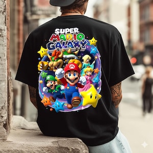 Puede incluir: Una taza de cer&aacute;mica blanca con un asa negra y el texto "But First, Coffee" en negro, con una fuente de estilo manuscrito. La taza est&aacute; sobre una superficie blanca.