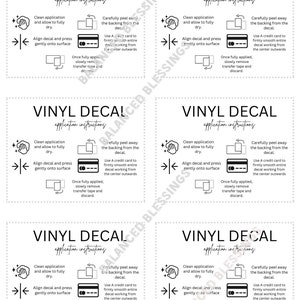 Może przedstawiać: Instrukcje dotyczące naklejania naklejki winylowej. Instrukcje obejmują czyszczenie obszaru aplikacji, wyrównanie naklejki, dociskanie jej i usunięcie taśmy transferowej. Do wygładzenia naklejki używa się karty kredytowej.