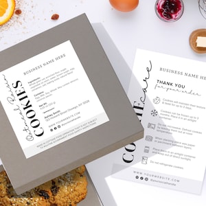 Puede incluir: Una etiqueta blanca con texto negro en una caja gris. La etiqueta incluye el texto "Oatmeal Raisin Cookies" y enumera los ingredientes, la informaci&oacute;n de contacto y una declaraci&oacute;n sobre las operaciones de alimentos caseros. La etiqueta est&aacute; junto a una galleta.