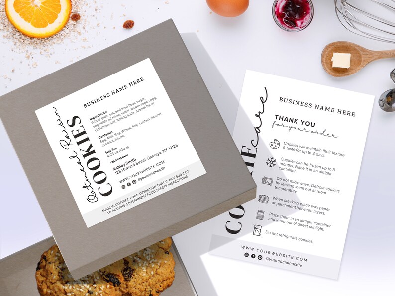 Puede incluir: Una etiqueta blanca con texto negro en una caja gris. La etiqueta incluye el texto "Oatmeal Raisin Cookies" y enumera los ingredientes, la informaci&oacute;n de contacto y una declaraci&oacute;n sobre las operaciones de alimentos caseros. La etiqueta est&aacute; junto a una galleta.