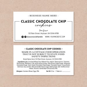 Könnte beinhalten: Eine weiße Visitenkarte mit schwarzem Text. Die Karte wirbt für "Classic Chocolate Chip Cookies", die in einem Cottage-Food-Betrieb hergestellt werden. Die Karte enthält den Firmennamen, die Adresse, die Telefonnummer, die Website und den Social-Media-Handle. Die Karte listet auch die Zutaten und Allergene der Kekse auf.