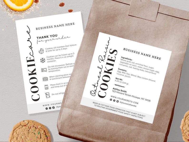 Puede incluir: Una etiqueta blanca con texto negro que dice "Oatmeal Raisin Cookies" e incluye el nombre de la empresa, los ingredientes, el peso neto y la informaci&oacute;n de contacto. La etiqueta est&aacute; en una bolsa de papel marr&oacute;n.