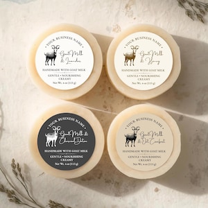 Puede incluir: Cuatro jabones redondos de leche de cabra con etiquetas. Cada etiqueta presenta una ilustración de cabra y el texto: Goat Milk & Lavender, Goat Milk & Honey, Goat Milk & Charcoal Detox y Goat Milk & Oat Comfort. Cada barra pesa 113 g.