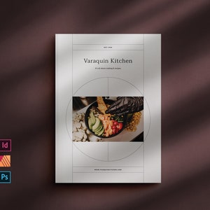 Könnte beinhalten: Eine weiße Broschüre mit dem Titel "Varaquin Kitchen" und einem Foto einer Schüssel mit Essen, in der eine Hand ein Stück Essen hält. Der Text "It's all about cooking & recipes" befindet sich unter dem Titel. Die Website-Adresse "www.varaquinkitchen.com" befindet sich am unteren Rand der Broschüre.