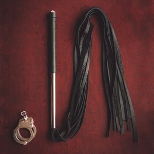 The Hug - Ein handgefertigter Flogger aus echtem Leder