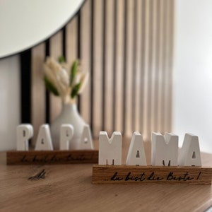 Día de la Madre, Regalo del Día de la Madre, Día del Padre, Regalo del Día del Padre, decoración Raysin de hormigón de madera con fuente que dice, regalo con fuente individual