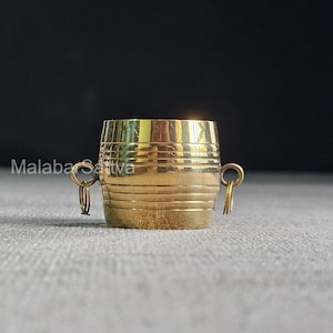 Messing miniatuur pujapot: rijstcontainer met kleine korrels