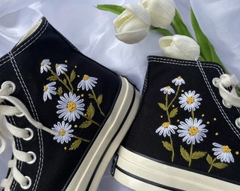 Hochzeits-Handstickerei-Converse Chuck Taylor High Tops/Floral Chuck High Tops Daisy bestickt/Schwarz und Weiß Custom Chuck Sneaker