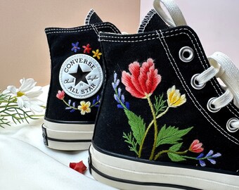 Bestickte Converse/Converse High Top Chuck Taylor 1970s/Converse bestickt mit Tulpen/Geschenke für Sie/Geschenk Unikat