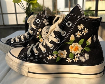 Bestickte Converse/Custom Converse High Top Chuck Taylor 1970er Jahre/Converse bestickt mit weißen Rosen und Schmetterlingen