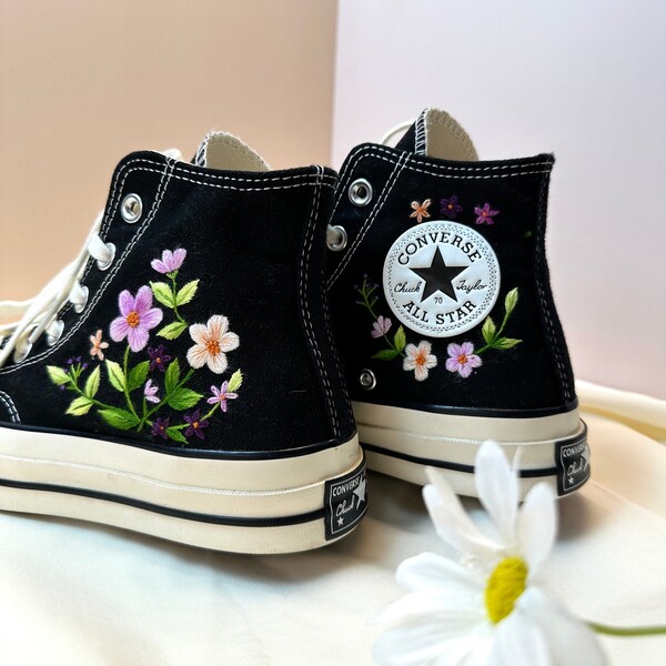 Geborduurde Converse/aangepaste Converse High Top Chuck Taylor jaren 1970/Converse geborduurd met chrysanten/handgeborduurd cadeau voor haar