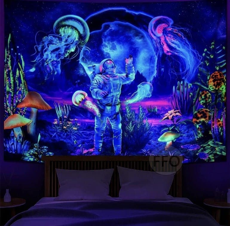 Hanging uv light outlet