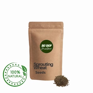Puede incluir: Una bolsa de papel marrón con semillas de trigo germinado con el texto "Sprouting Wheat Seeds". Un logotipo circular verde con el texto "Bio Shop Montana" está en la bolsa. Un montón de semillas está al lado de la bolsa. Un logotipo circular verde con el texto "100% Natural" está a la izquierda.