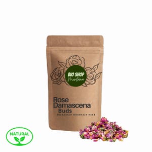 Może przedstawiać: Brązowa papierowa torba z pąkami róży damasceńskiej z napisem "BIO SHOP Montana" i "Rose Damascena Buds". Obok torby znajduje się stos suszonych pąków róży. Zielona etykieta "NATURAL" znajduje się w lewym dolnym rogu.
