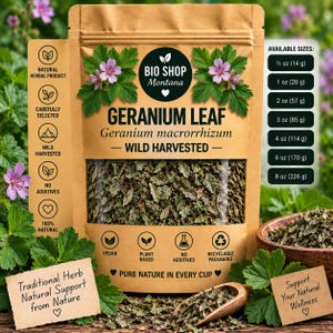 Puede incluir: Una bolsa color canela de hojas de geranio secas, Geranium macrorrhizum, etiquetada Bio Shop Montana. El frente tiene una ventana transparente que muestra las hierbas, iconos veganos y una lista de tamaños disponibles de 14 g a 226 g.