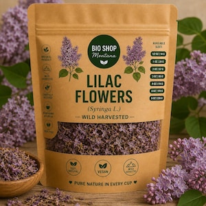 Peut inclure: Un sachet en papier brun de fleurs de lilas séchées Bio Shop Montana. L'étiquette porte les inscriptions LILAC FLOWERS, Syringa L. et Wild Harvested. Une fenêtre transparente montre les fleurs séchées violettes. Tailles de 14 g à 226 g.
