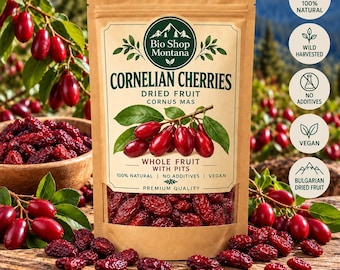 Puede incluir: Una bolsa de papel marrón de cerezas de corno seco Bio Shop Montana, etiquetada como Cornus Mas, fruta entera con hueso. El envase presenta un logotipo verde, texto y una ilustración de cerezas rojas en una rama. La bolsa está rodeada de cerezas frescas.