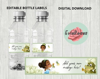 Puede incluir: Etiquetas imprimibles para botellas de agua con una princesa de dibujos animados con una corona, una rana verde y un cocodrilo verde tocando la trompeta. Las etiquetas tienen un fondo verde con nenúfares blancos y el texto "¡Añade tu propio mensaje aquí!"