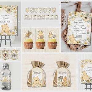 Könnte beinhalten: Eine Sammlung von Partyzubehör zum Thema Winnie Puuh. Enthält ein Willkommensschild, Banner, Einladung, Cupcake-Topper, Geschenktüten und ein individuelles Schild. Die Designs zeigen Winnie Puuh, Gänseblümchen und Honigtöpfe.