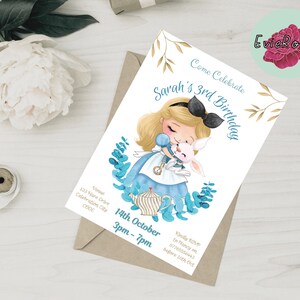 Op de afbeelding: Een verjaardagsuitnodiging met een aquarel illustratie van een meisje in een blauwe jurk die een wit konijn omhelst. De uitnodiging bevat de tekst "Come Celebrate Sarah's 3rd Birthday" en evenementdetails. Het ontwerp bevat bloemige en grillige elementen.